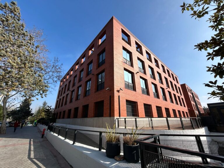 Rehabilitación de cubiertas en edificio sede del Fondo de Garantía Salarial, en C/ Arturo Soria, 126 de Madrid.