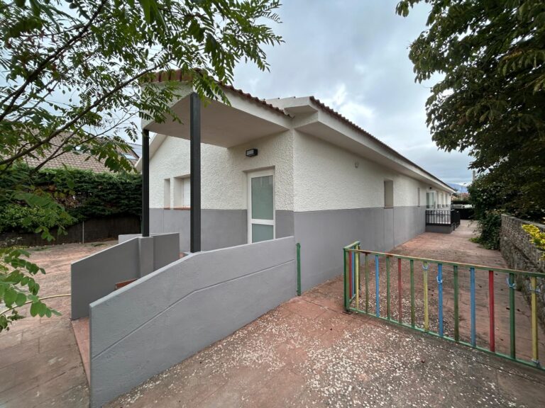 Rehabilitación integral de antigua escuela infantil sita Travesía del Concejo, s/n de Moralzarzal (Madrid) para nuevo uso como espacio coworking.