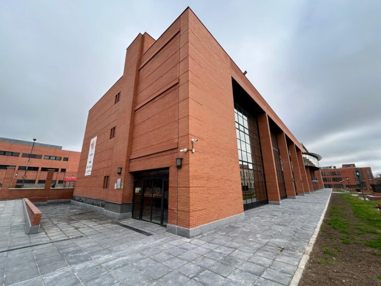 Rehabilitación de cubiertas y nueva pavimentación exterior de edificio Adolfo Posada de la Universidad Carlos III de Madrid, Campus de Getafe.