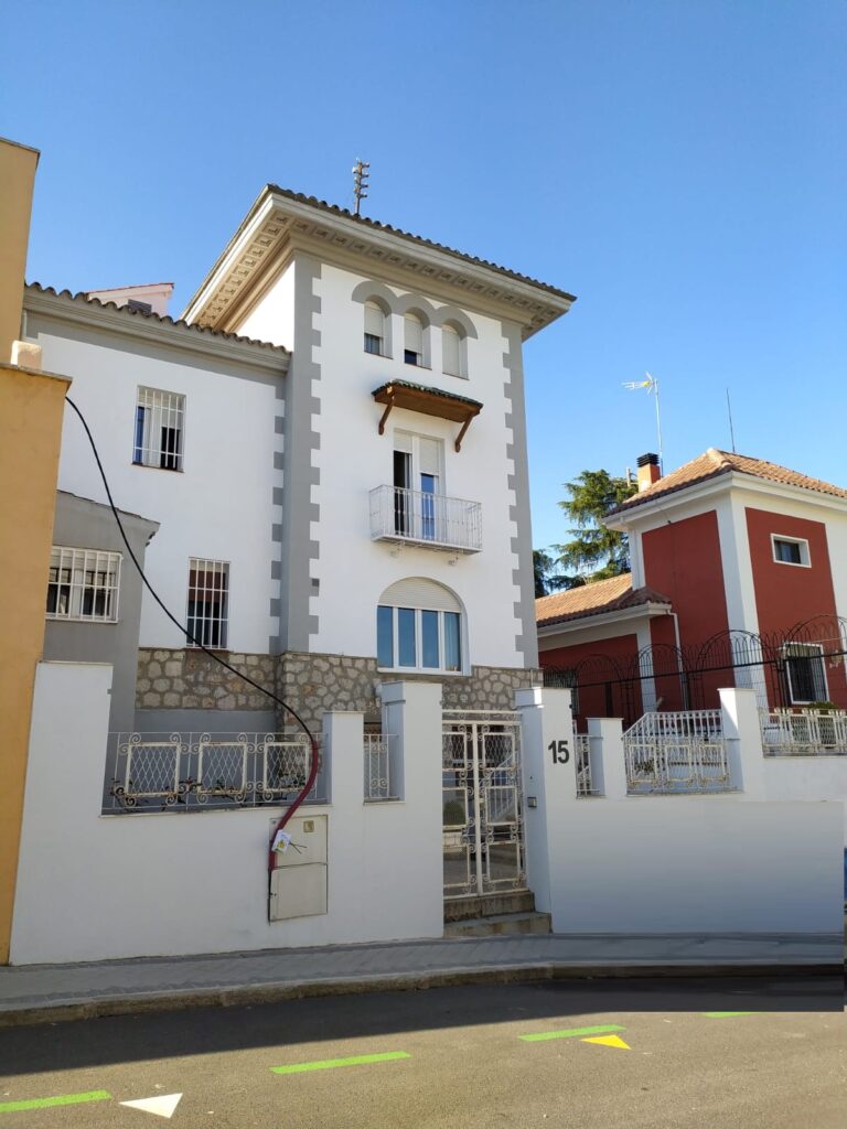 Restauración de fachadas y cubierta del edificio sede de la Congregación Hijas de la Virgen de los Dolores en C/ Olivos, 15 de Madrid