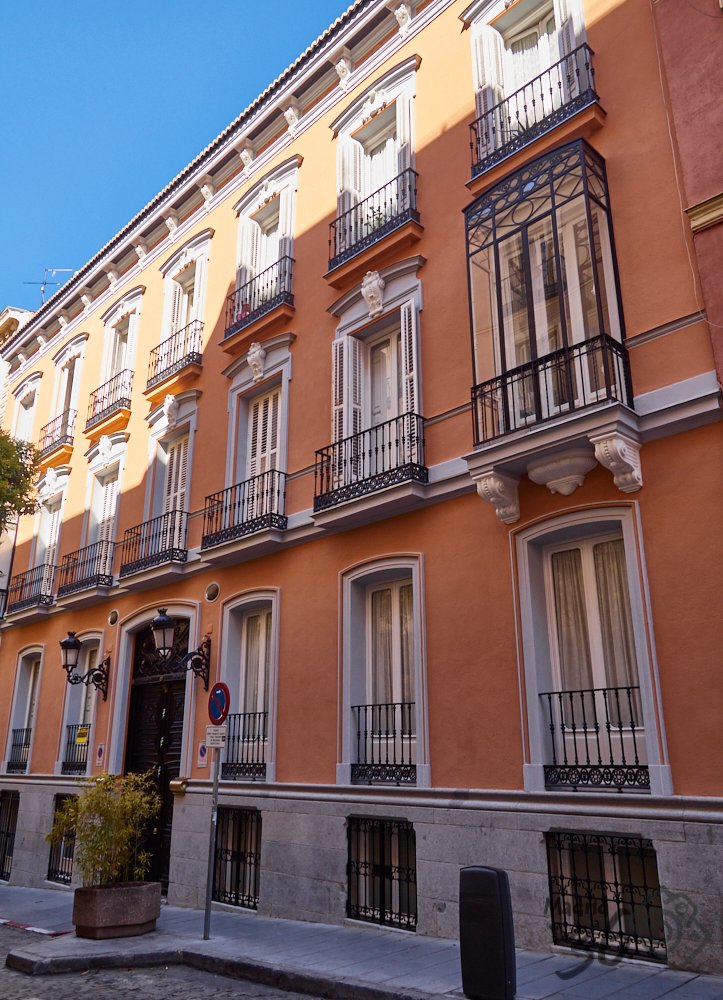 5. Edificio de viviendas y oficinas en C/ Campomanes, 3 de Madrid.