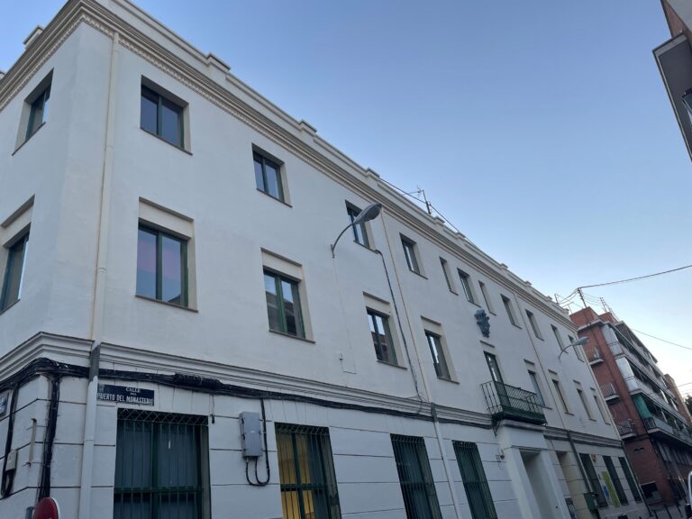 Rehabilitación de fachadas y cubiertas del Centro Municipal de Salud Comunitaria Puente de Vallecas en C/ Concordia, 1 de Madrid